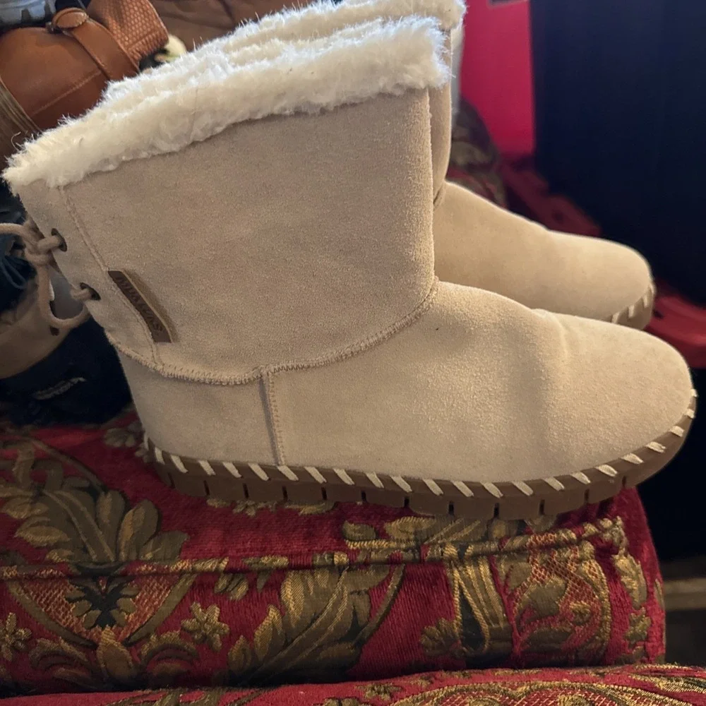 NIB Muk Luks Ankle Boots US Size 8 Suede, Wool Blend, Memory Foam Color= Sand